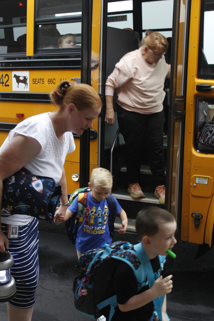 children getting off bus