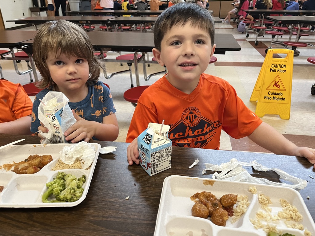 Students eat lunch. 