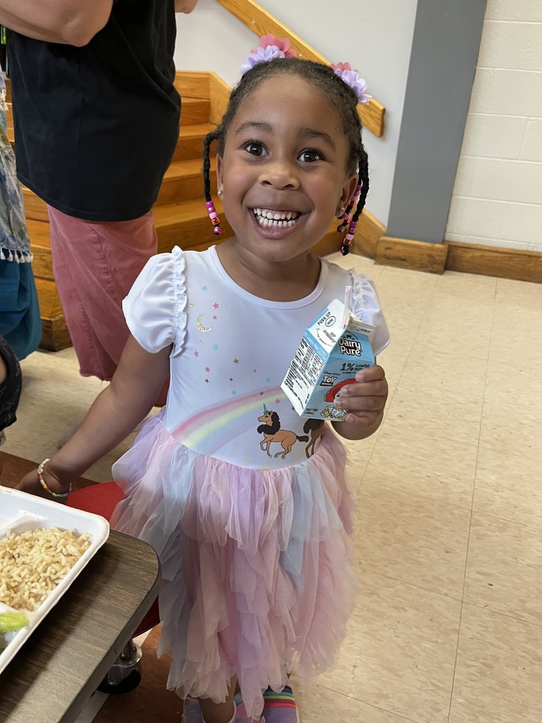 Students eat lunch. 