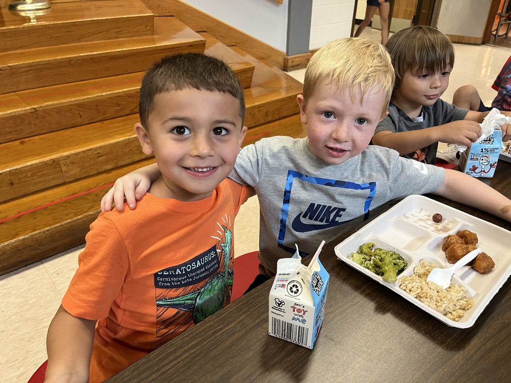 Students eat lunch. 