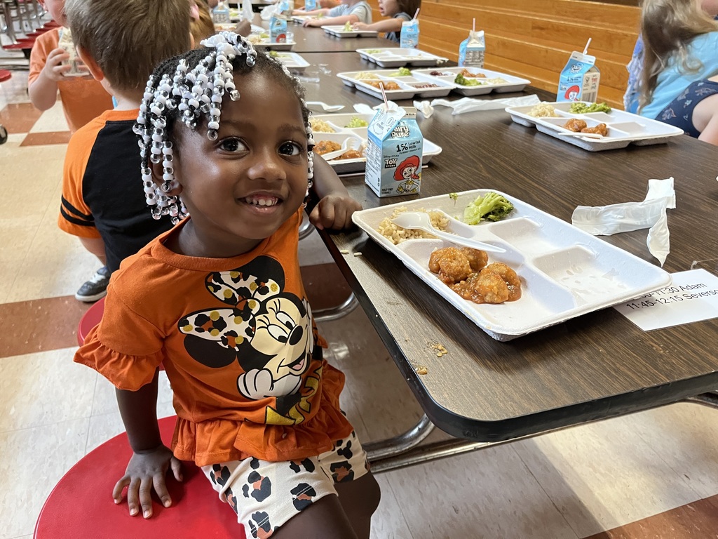 Students eat lunch. 