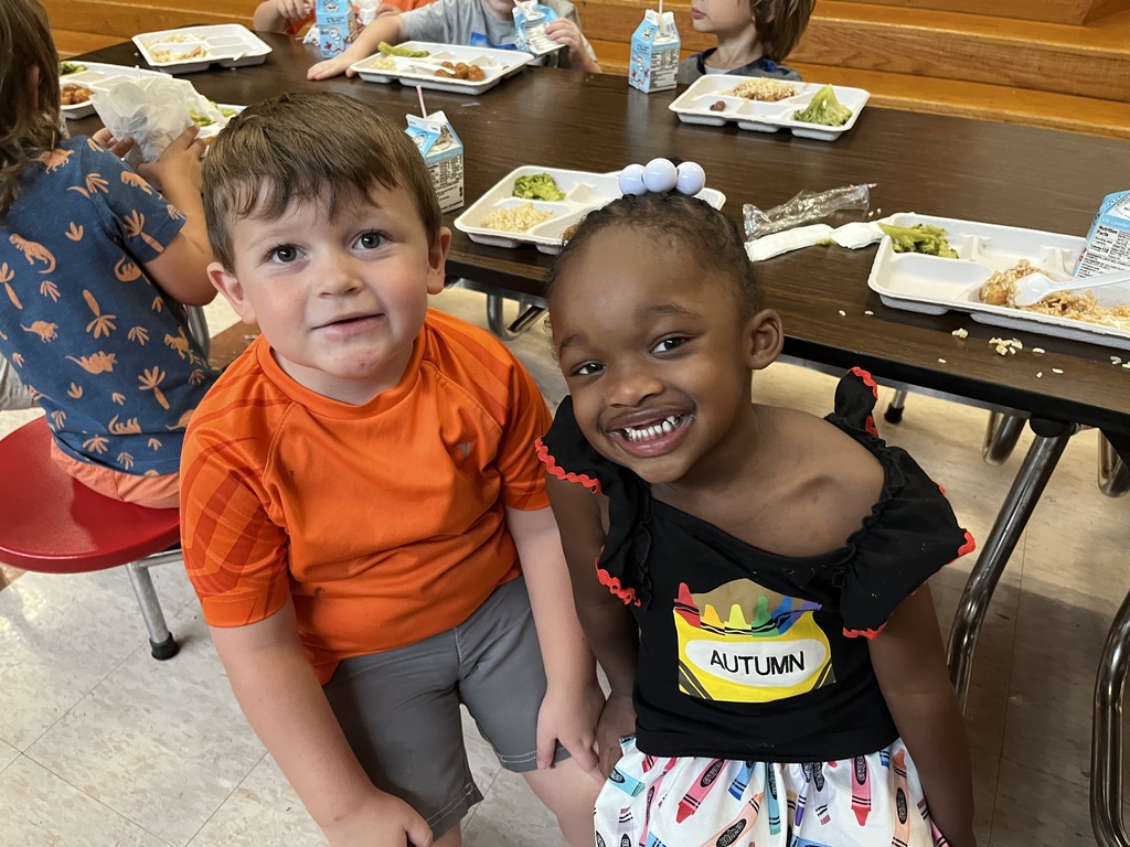 Students eat lunch. 