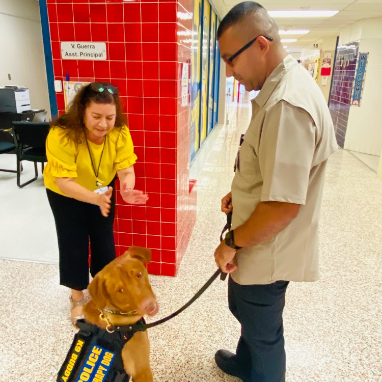 What a special treat it was to have Officer Bernal and K9 Officer Buddy at Escandon! The best boy there ever was! We look forward to having all our eagles meet him soon. 🐕❤️🦅👮🏽♀️