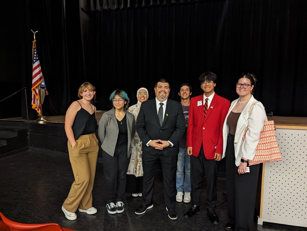 Thank you to the students, families, educators and community members for attending the series of meet-and-greets with Superintendent Ignacio Ruíz. Last night’s meet-and-greet was held at Centennial High School, where student got to ask questions about strategic planning for the district.