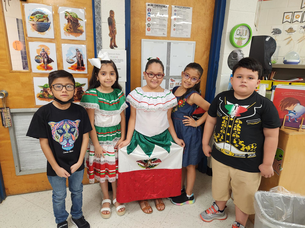 Mrs. Bronold's 3rd grade class participating in today's theme. 🇲🇽❤️ #viva #EscandonEagles