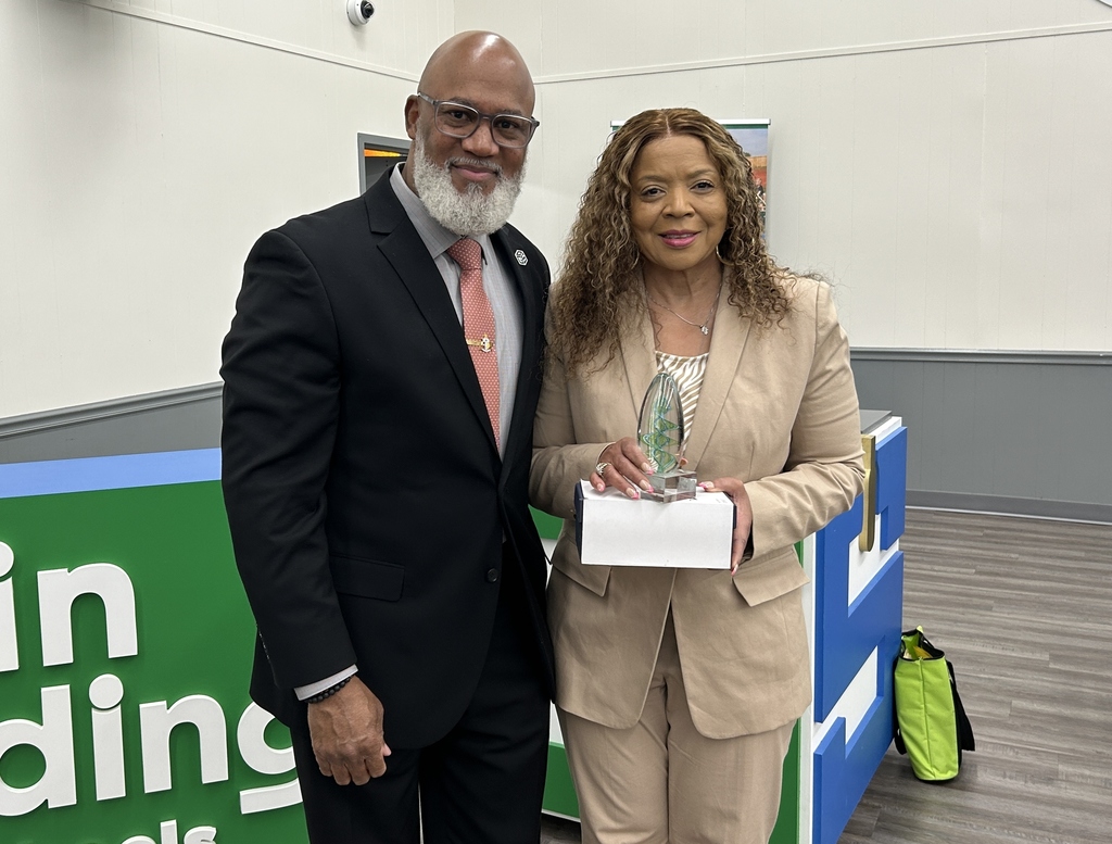 GSCS Superintendent Dr. Keith Simmons with 2023 Educator Hall of Fame Inductee Johnny Goodrum's Niece Wenomia