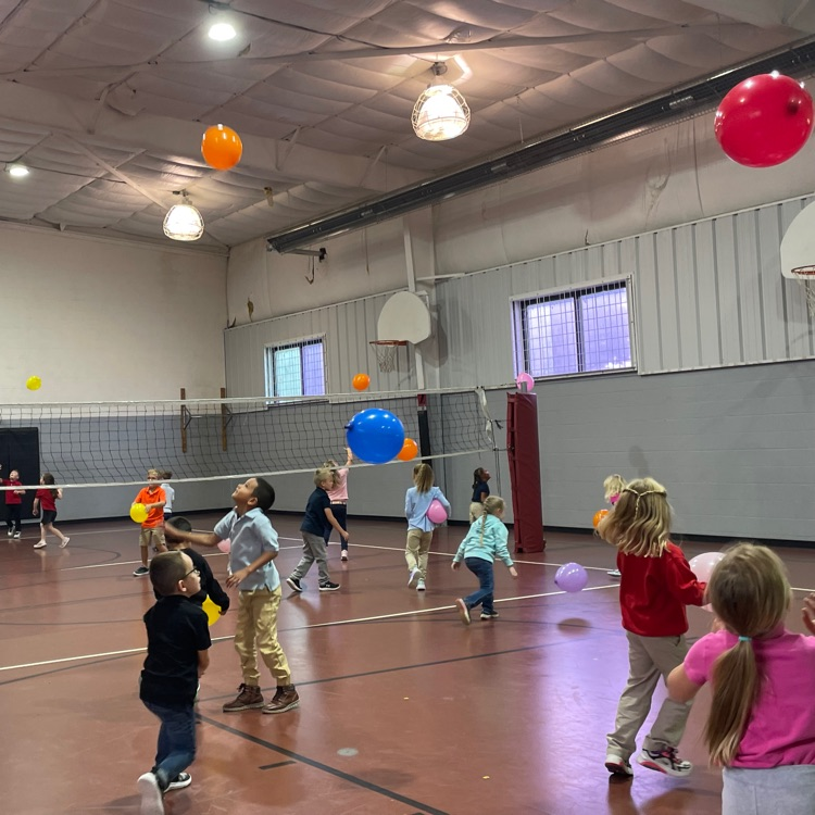 Kindergarten through 2nd had a fun week of Intro to Volleyball in PE class as they practiced their bump, set, spike!!