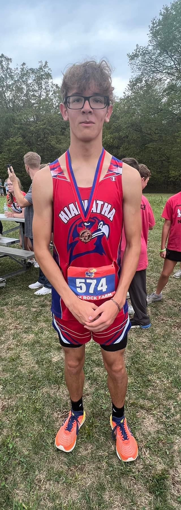Congratulations to Jordan Hodge for placing 16th out of 340 runners at the Rim Rock Invitational. The boys team placed 6th out of 46 teams overall.  🔴🔵  #HHSRedHawks #USD415 #RedHawkReady #Hiawathaks #HiawathaKansas #VisitHiawatha 🔴🔵