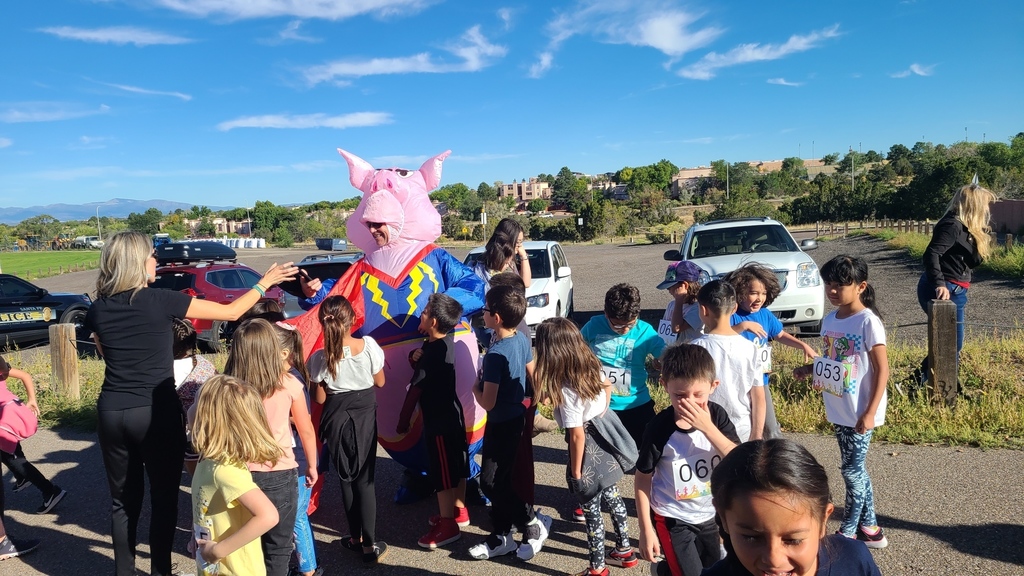 students meeting a pig mascot