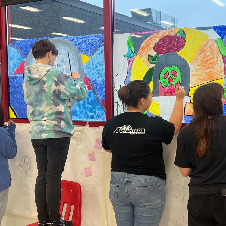 Drawing students work hard to get the cafeteria ready for Homecoming week!