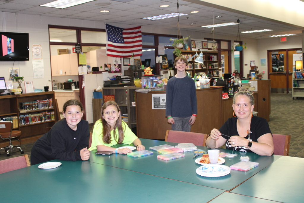 girls making bracelets in library