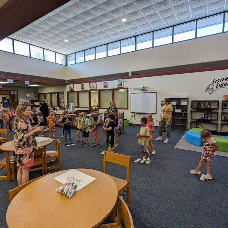 First grade made some great connections today with a team building activity. They shared their similarities and had fun with it!  🔴🔵  #HESRedHawks #USD415 #RedHawkReady #Hiawathaks #HiawathaKansas #VisitHiawatha 🔴🔵 