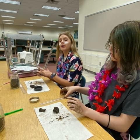 HMS Exploratory Ag class enjoying their soil texture lab.  🔴🔵  #HMSRedHawks #USD415 #RedHawkReady #Hiawathaks #HiawathaKansas #VisitHiawatha 🔴🔵