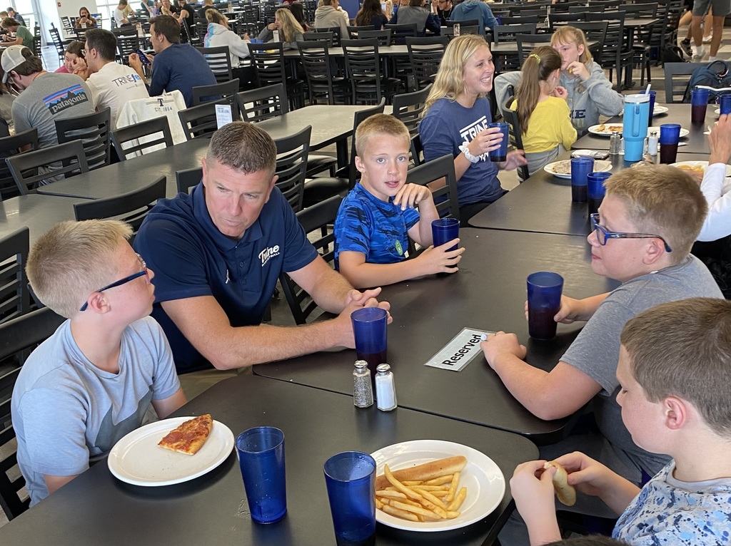 Students eating lunch