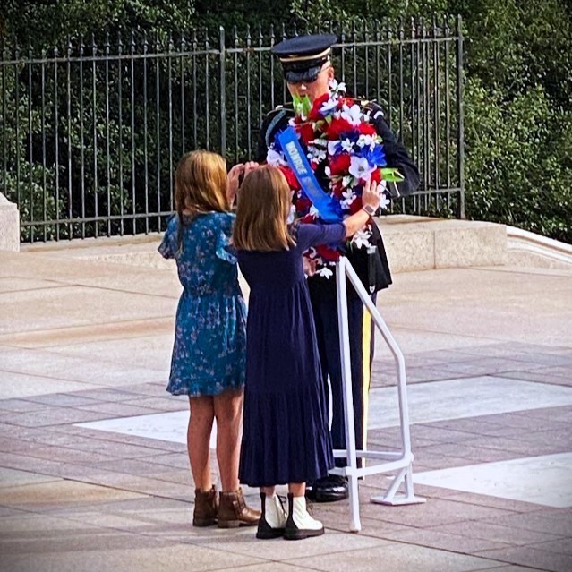 5th graders at tomb of the unknown soldier