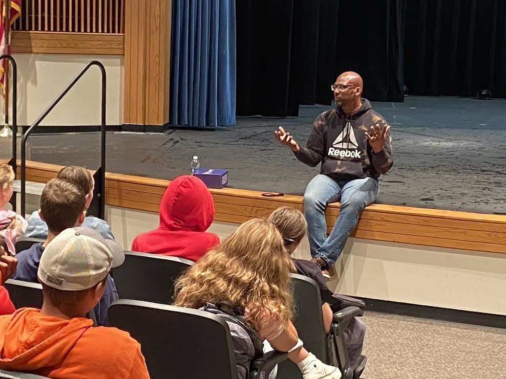 Alton Carter speaks to students.