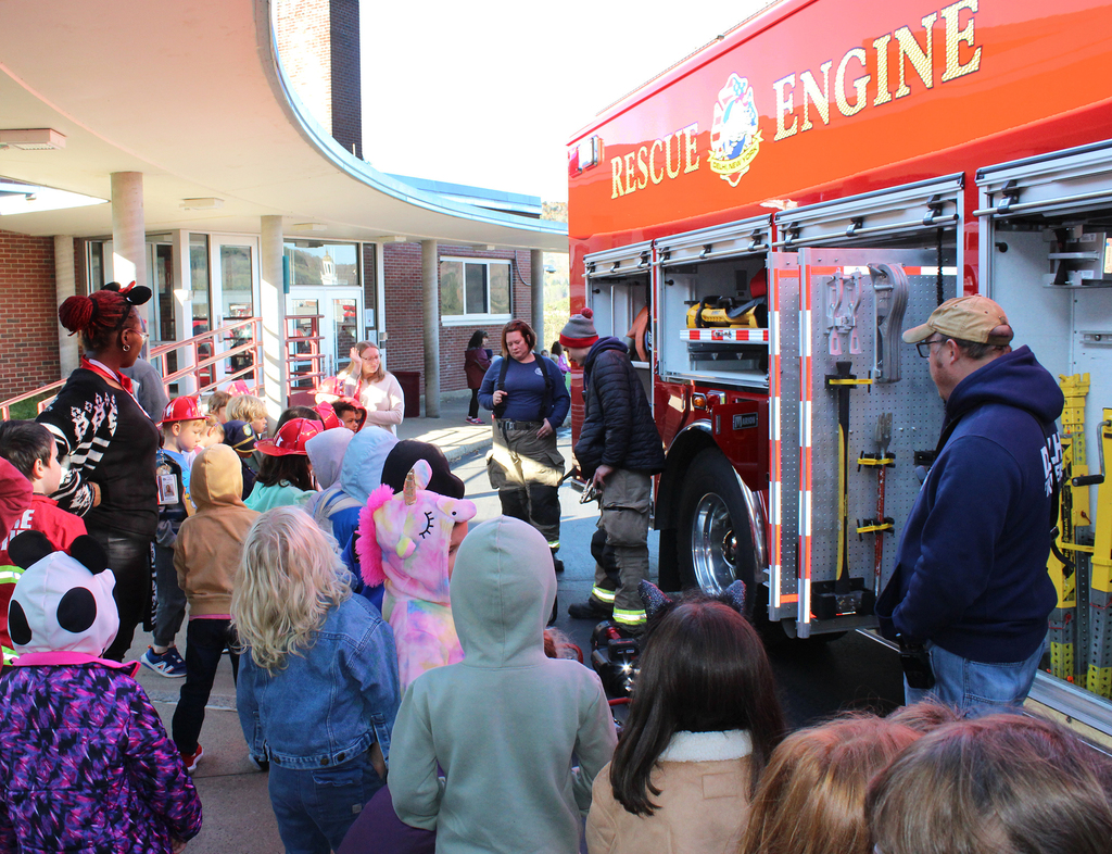 elementary students with Delhi firefighters