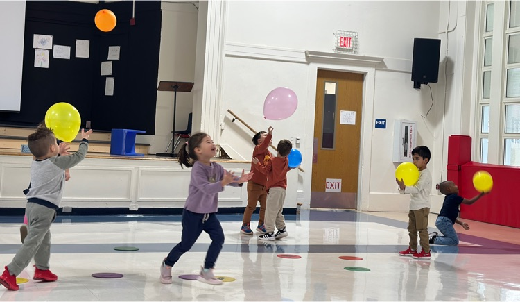 students play keep up with their balloons
