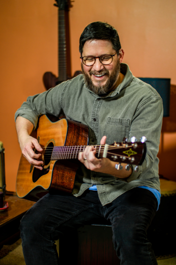 Hombre tocando la guitarra