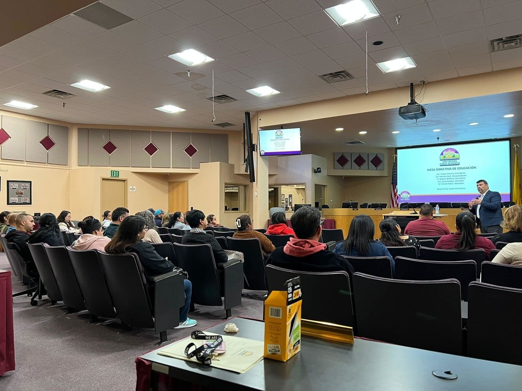 Last night, LCPS families were invited to the Superintendent's meet and greet to discuss his 90-day plan, educational goals, and concerns. The meeting was held in Spanish, with more than 35 parents in attendance.   Thank you, Ruby Bada from La X 96.7 for being part of this wonderful event. 