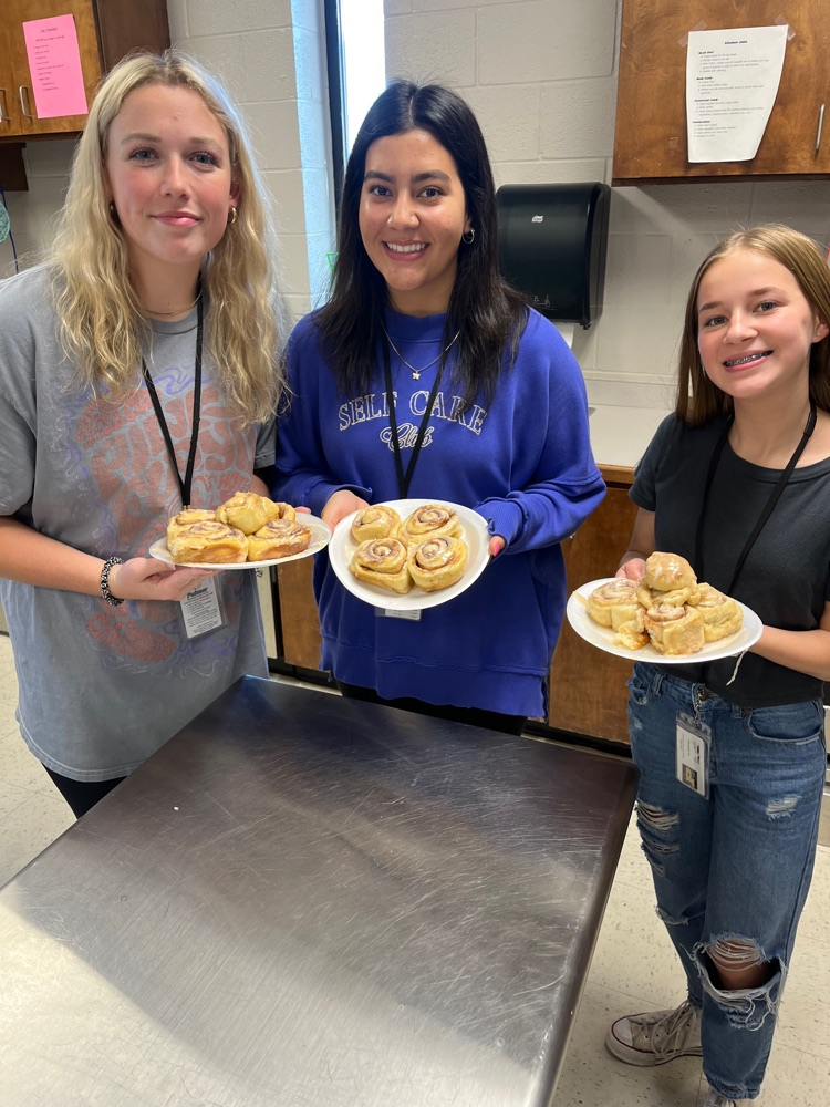 Culinary students wrapped up the yeast unit by making homemade cinnamon rolls today🍮