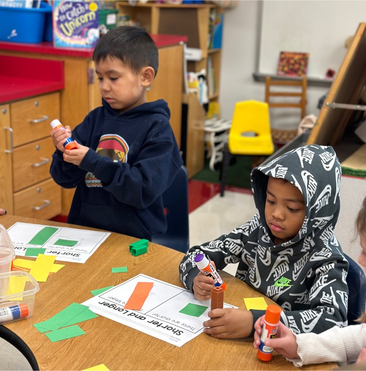 students measure with cubes