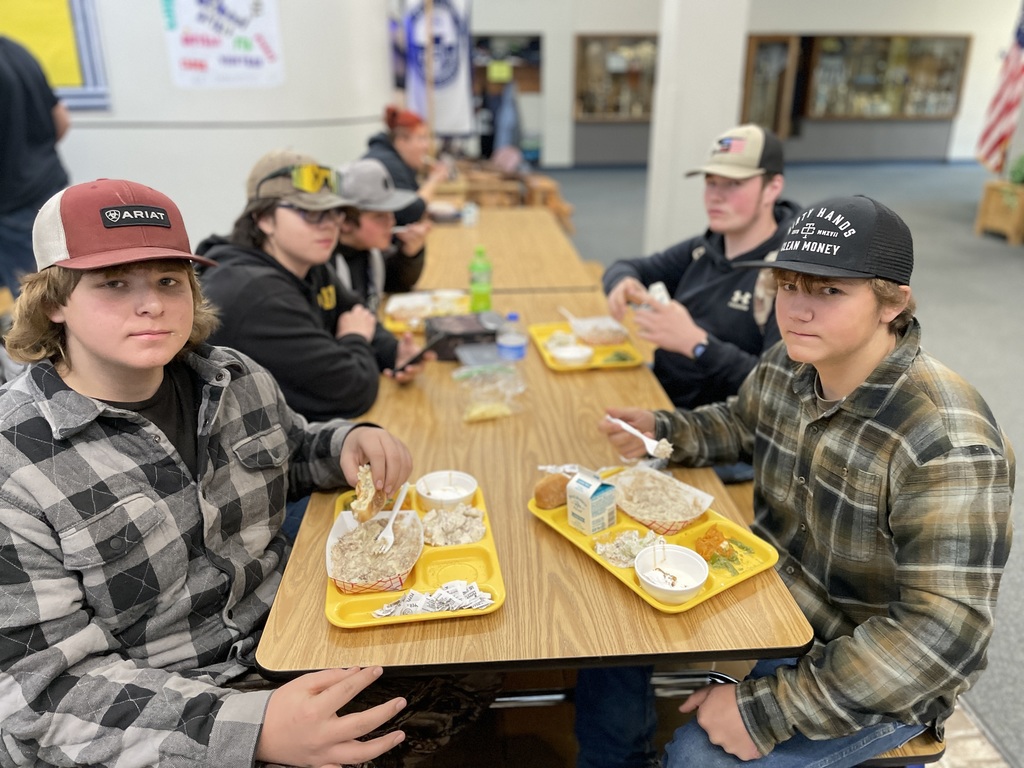 high school students eating