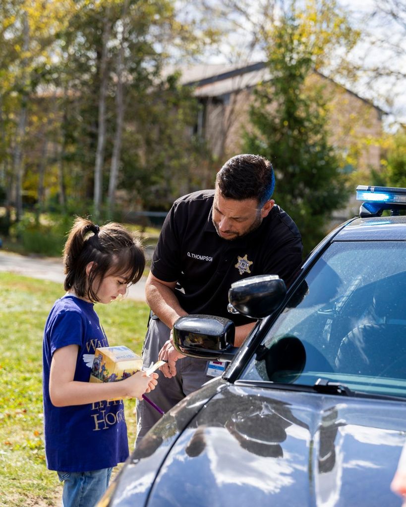 Deputy Thompson teaching student about his car.