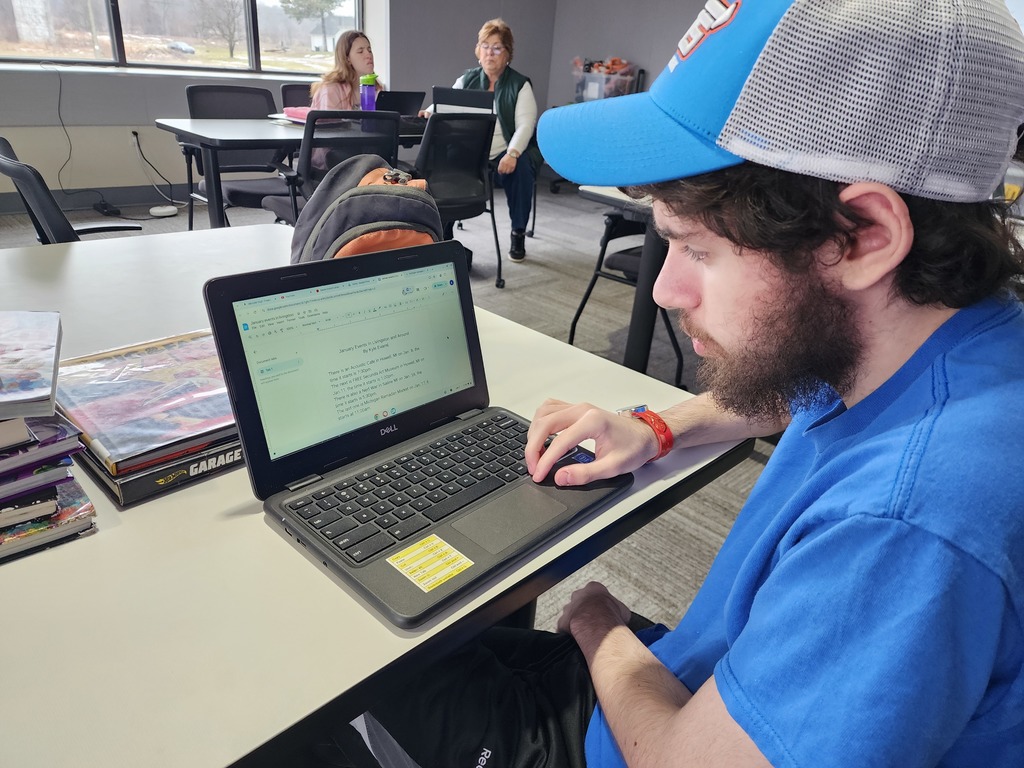 YOung adult male typing on a computer.