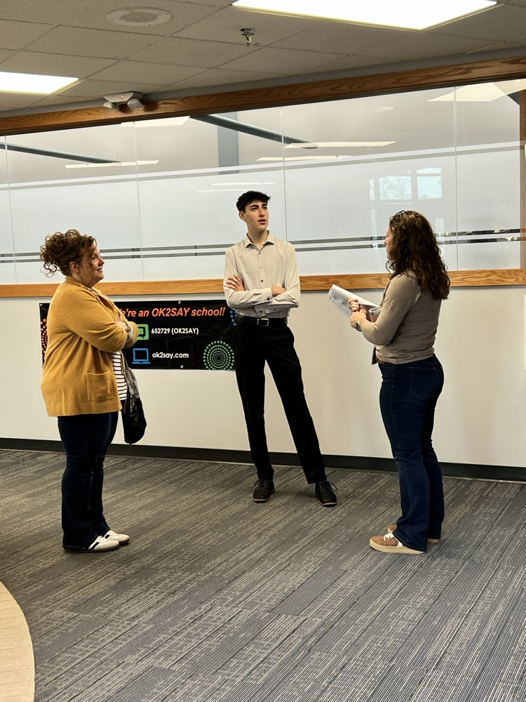 Group of 3 adults having a conversation.