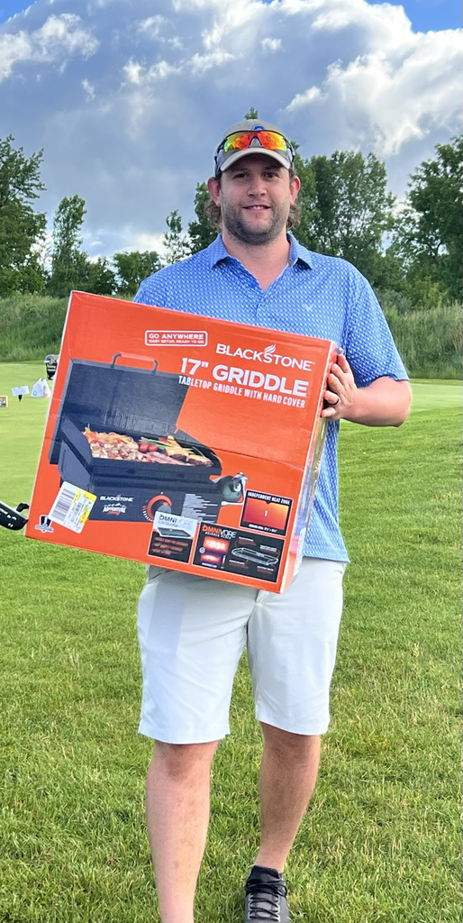 Auld male holding a box with a griddle inside 
