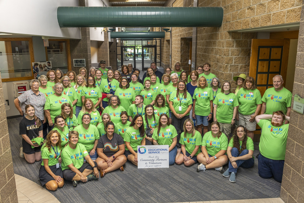 Very large group of individual gather for a Day of Caring group photo.