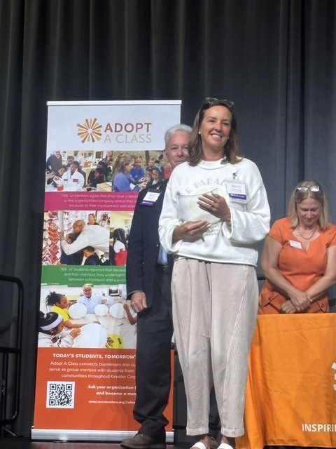 melissa schwalter with award