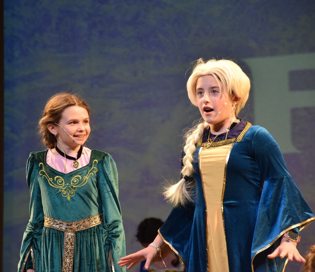 Young Anna and Elsa.