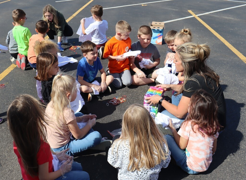Students Tie-Dying T-shirts 