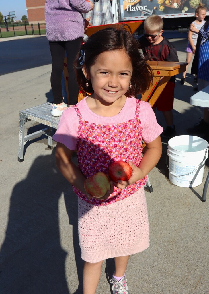Apple Cider Making Elementary Students