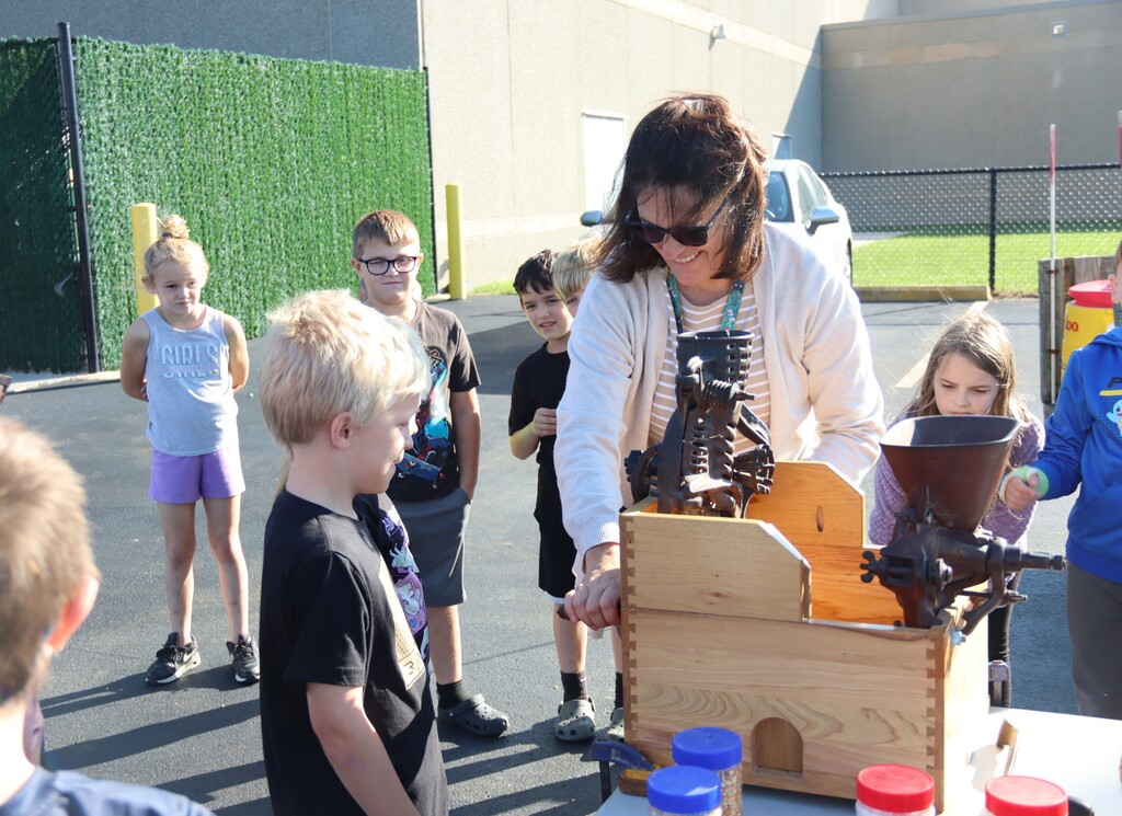 Apple Cider Making Elementary Students