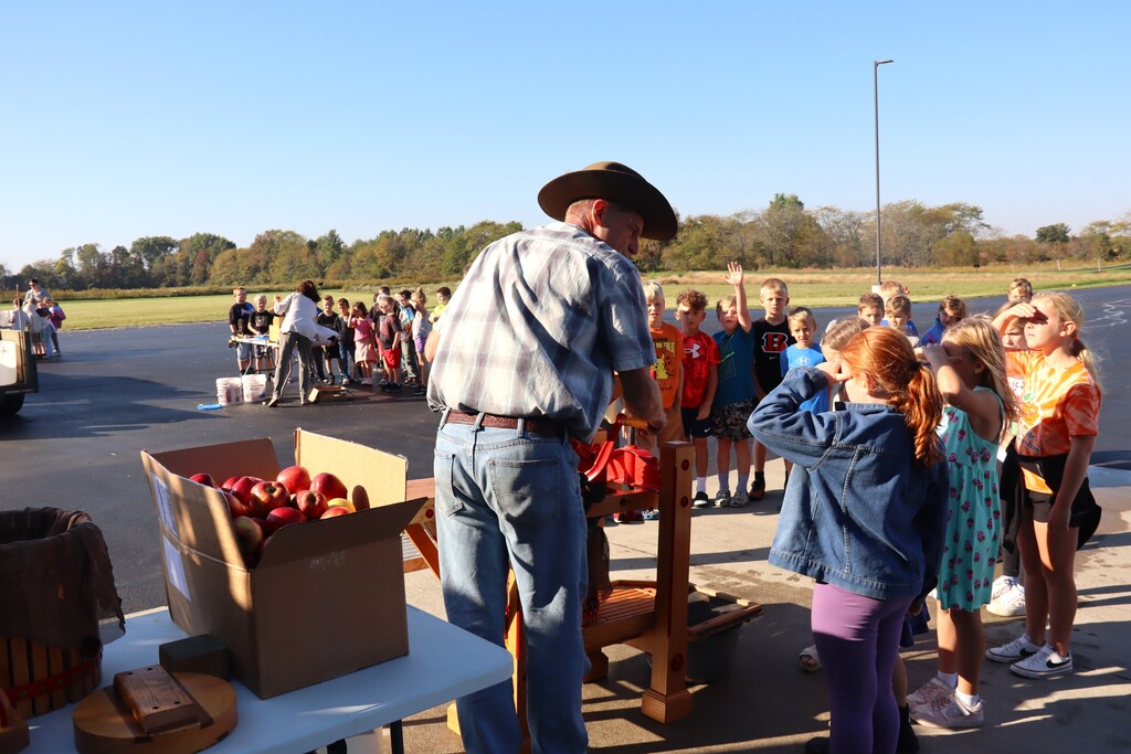 Apple Cider Making Elementary Students