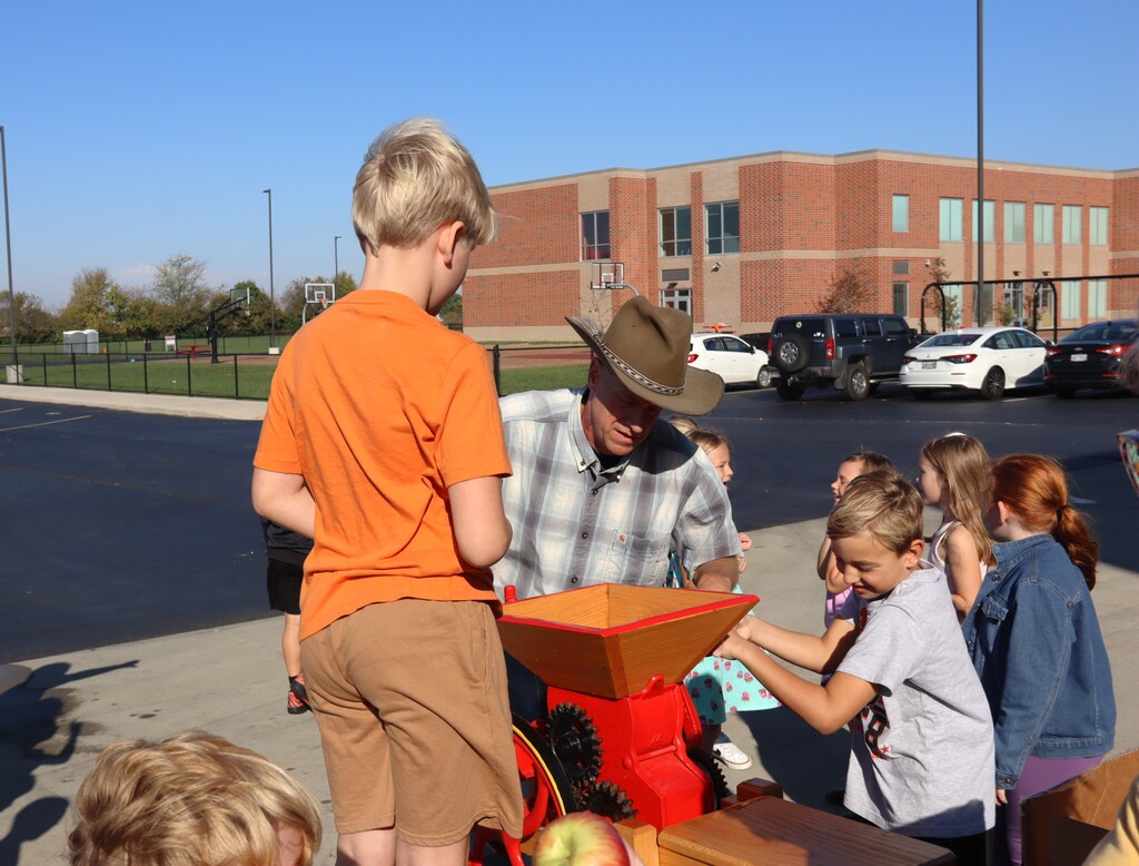 Apple Cider Making Elementary Students