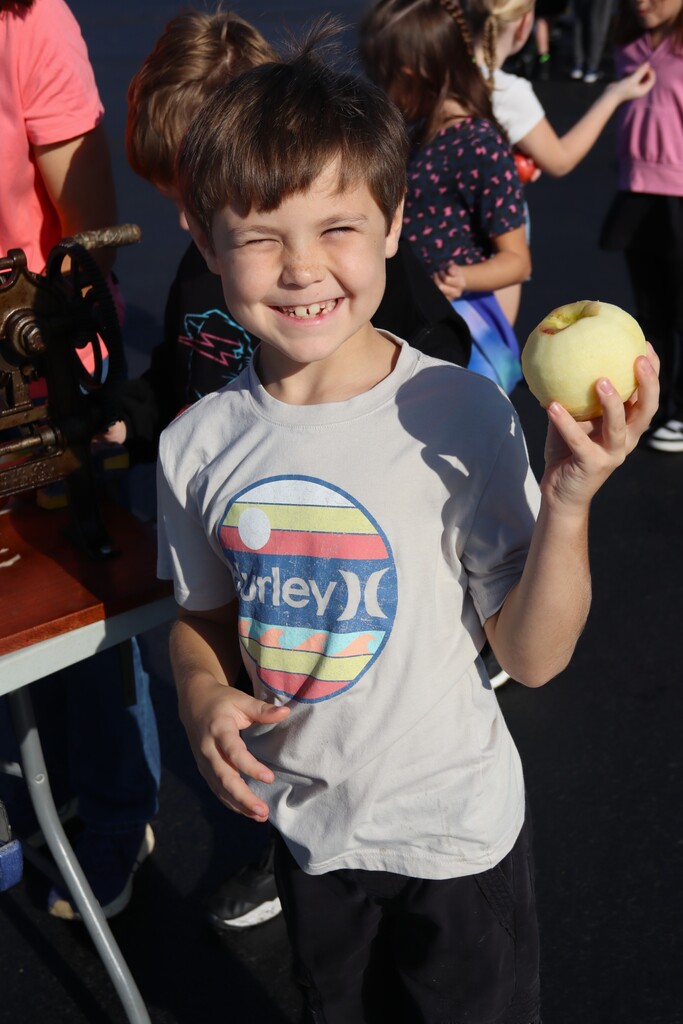 Apple Cider Making Elementary Students