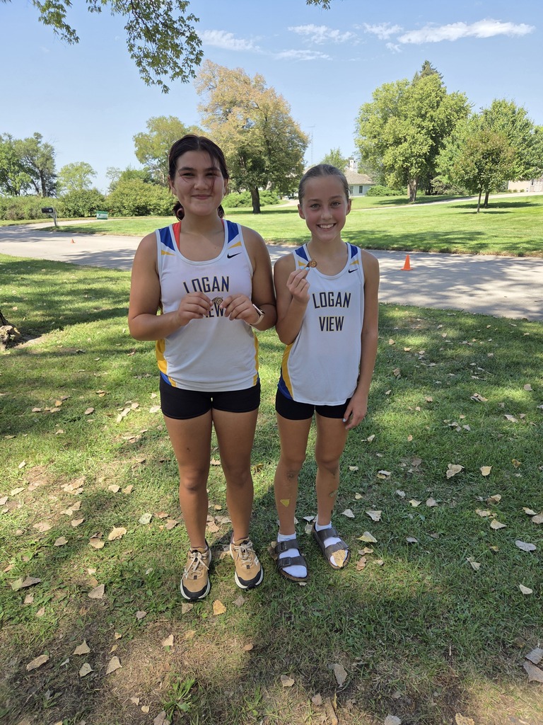 Kalani medals 6th and Myra medals 8th in the JH race at Schuyler. Great job, girls!