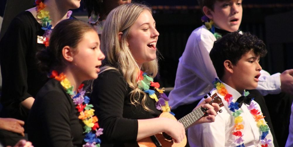 4 students singing