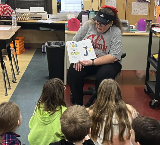 Ms. Mars reads to LES Students