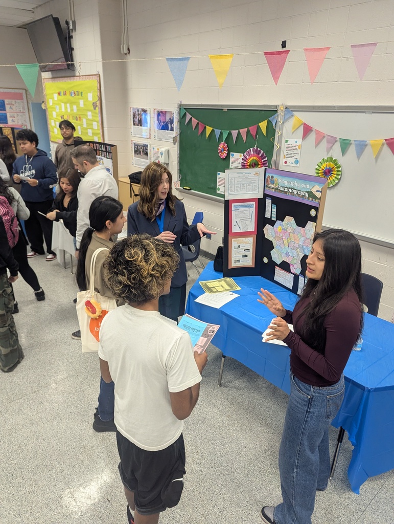 College Now Instructors and current students talk to interested students regarding College Now Course Offerings at LICHS!