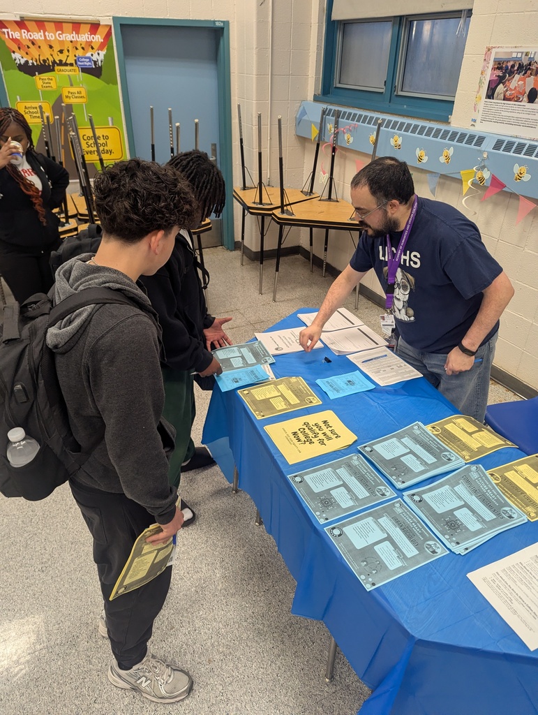 College Now Instructors and current students talk to interested students regarding College Now Course Offerings at LICHS!
