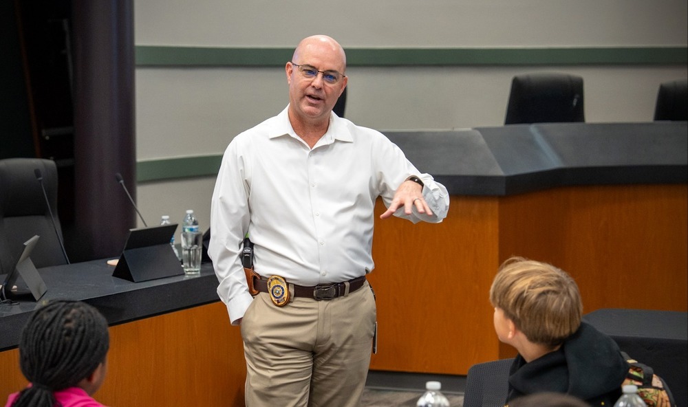 Kemper talking to students