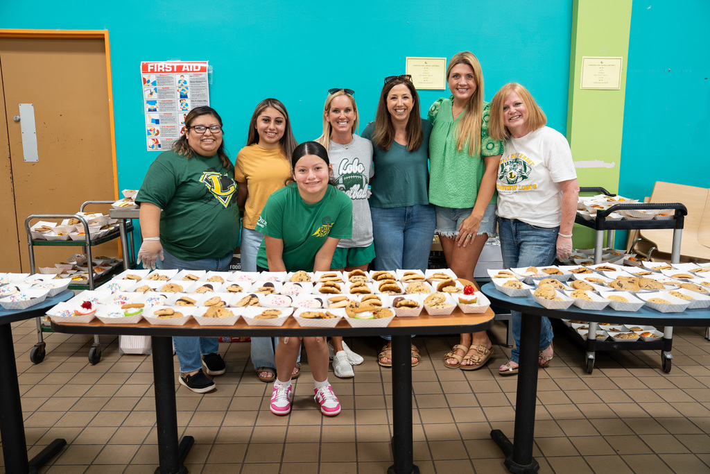 Lobo Foobtall Boosters feeding the team