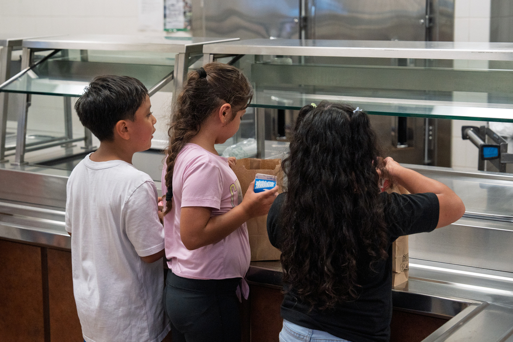 kids getting lunch