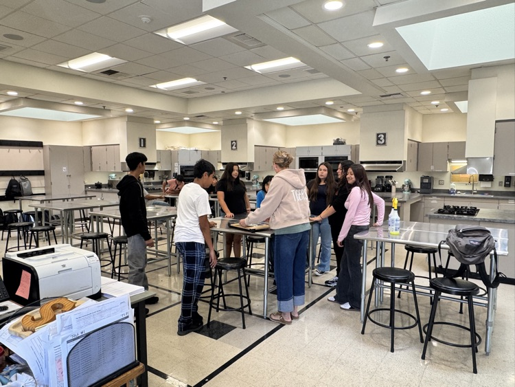 🍳 Did you know LBJHS offers an incredible culinary elective? Students are gaining hands-on experience in the kitchen — from mastering safety basics to whipping up delicious dishes! 👩🍳👨🍳#LosBanosUSD #CulinaryClass #StudentSuccess #EverydayExcellence