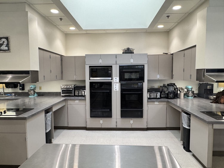 🍳 Did you know LBJHS offers an incredible culinary elective? Students are gaining hands-on experience in the kitchen — from mastering safety basics to whipping up delicious dishes! 👩🍳👨🍳#LosBanosUSD #CulinaryClass #StudentSuccess #EverydayExcellence